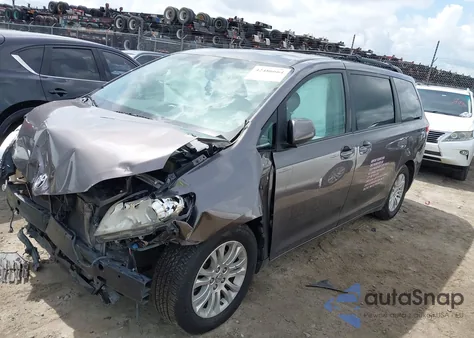 2013 Toyota Sienna Xle V6 8 Passenger z USA, uszkodzony, nr VIN 5TDYK3DC8DS310323